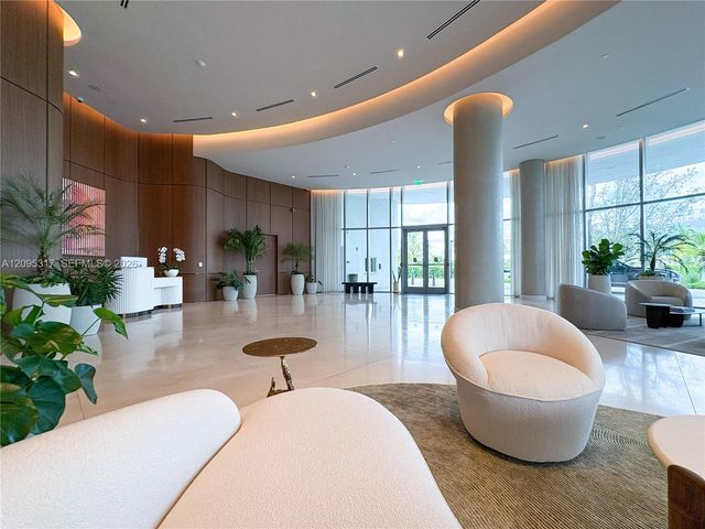 2411 Laguna Circle 906, North Miami Beach, FL 33181