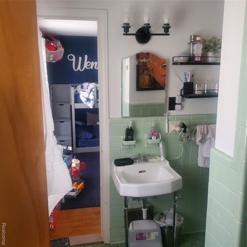 16214 Shaftsbury Avenue, Detroit, MI 48219