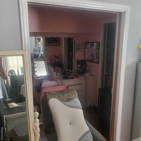 16214 Shaftsbury Avenue, Detroit, MI 48219