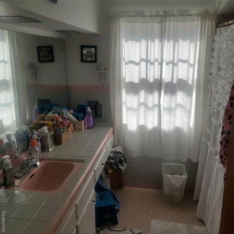 16214 Shaftsbury Avenue, Detroit, MI 48219