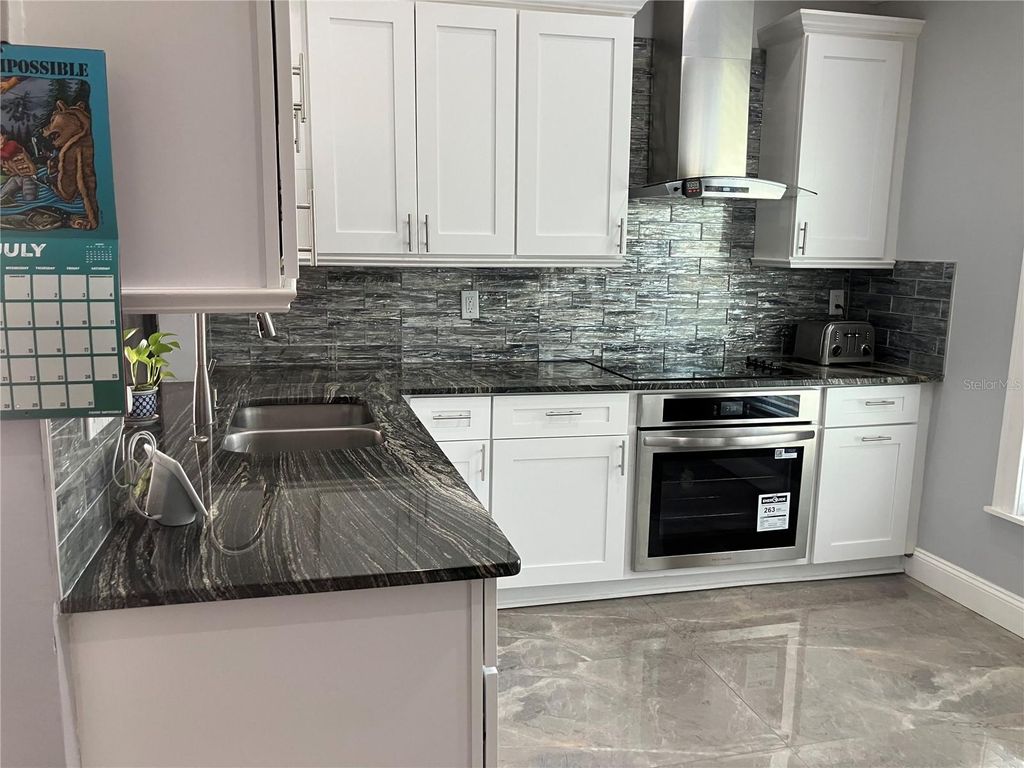 Image 3 of property listing at 3440 LAUREL DALE DRIVE, Tampa, FL 33618