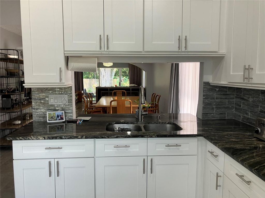 Image 4 of property listing at 3440 LAUREL DALE DRIVE, Tampa, FL 33618