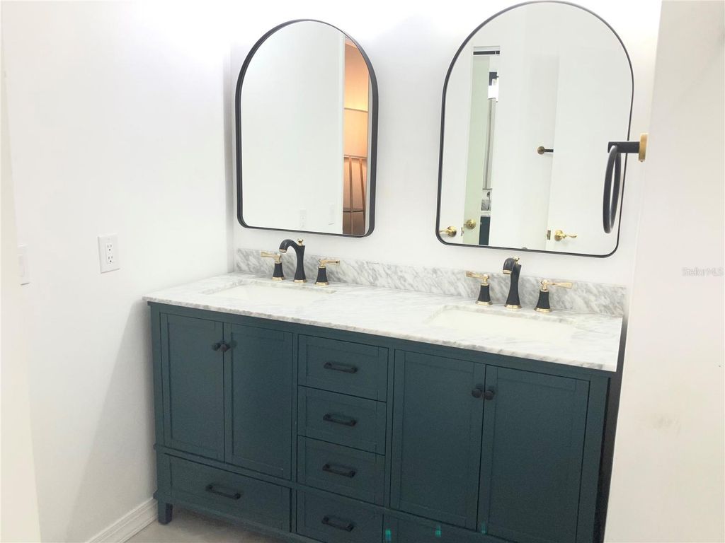 Image 10 of property listing at 3440 LAUREL DALE DRIVE, Tampa, FL 33618