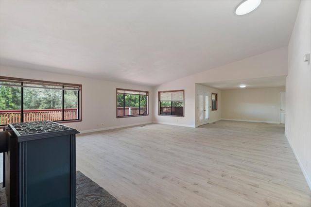 19617 Victoria Dr, Grass Valley, CA 95949