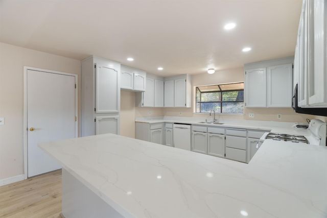 19617 Victoria Dr, Grass Valley, CA 95949