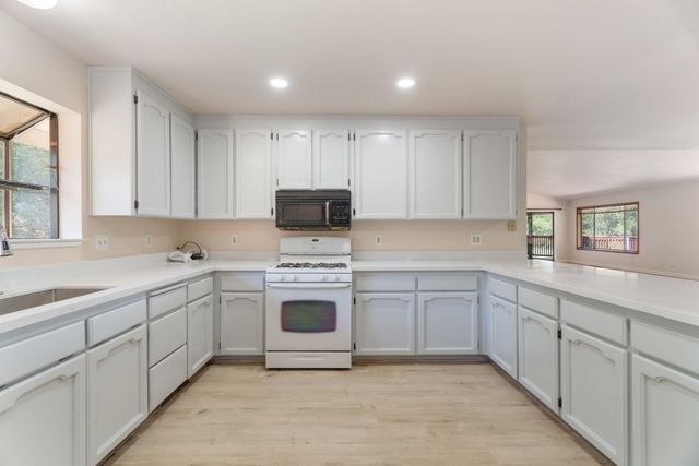 19617 Victoria Dr, Grass Valley, CA 95949