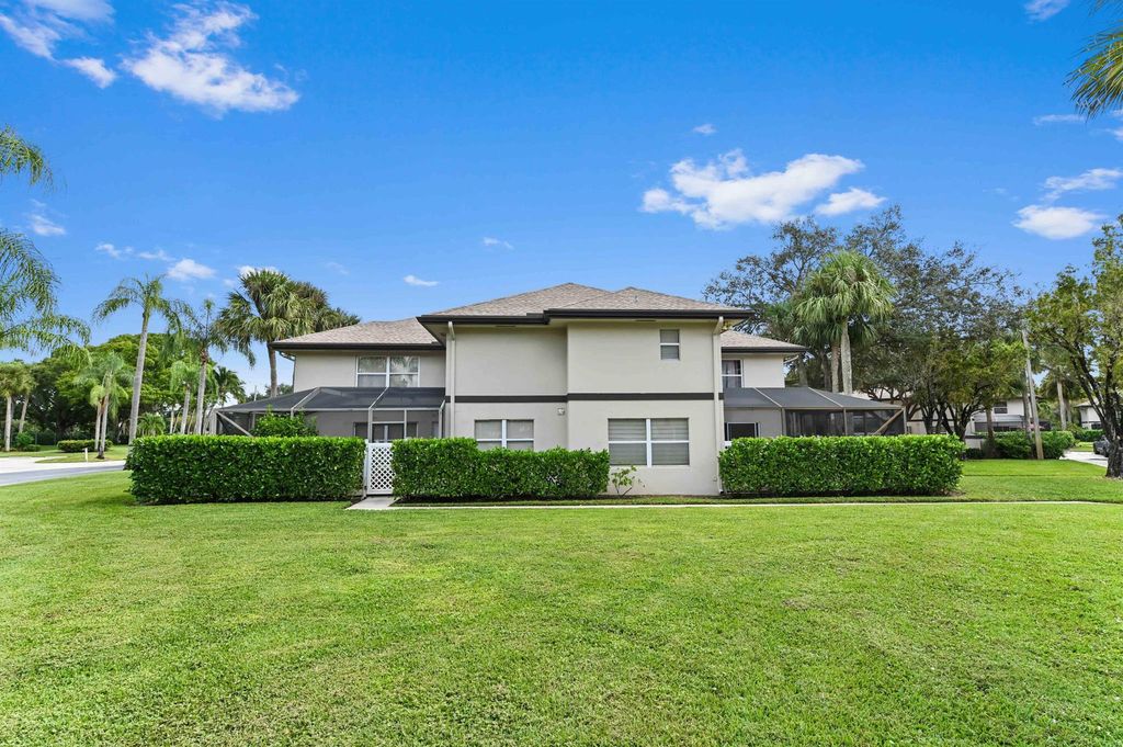 38 Essex Court A, Royal Palm Beach, FL 33411
