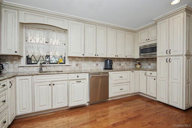636 Sierra Vista Lane, Valley Cottage, NY 10989