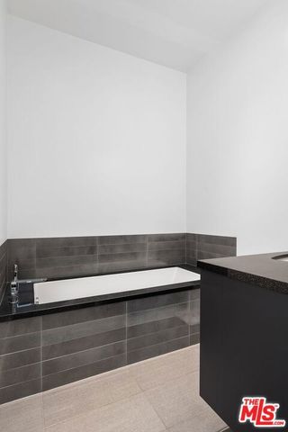 429 N Lucerne Boulevard, Los Angeles, CA 90004