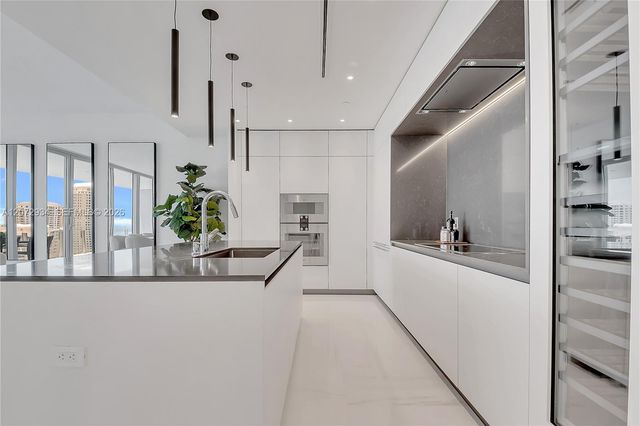 300 Biscayne Boulevard Way 2902E, Miami, FL 33131