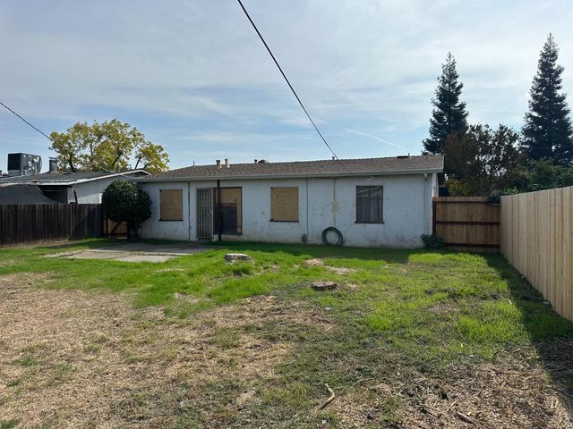2087 W Mendocino Ave, Stockton, CA 95204