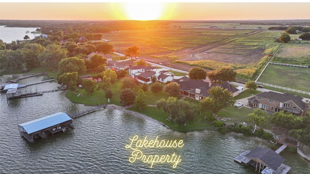 129 Lakeshore Drive, Waxahachie, TX 75165
