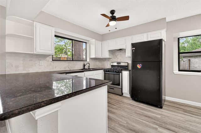 2031 Woodhue Drive, Spring, TX 77386