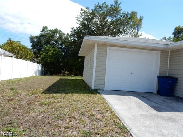 899 Ridgeway DR, North Fort Myers, FL 33903