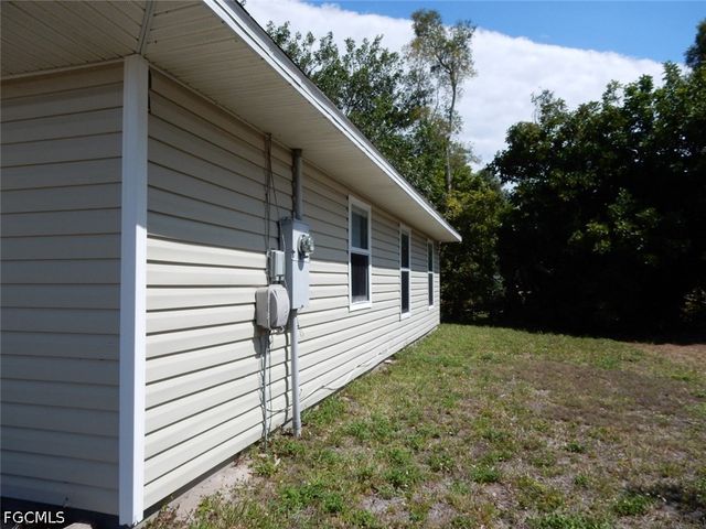 899 Ridgeway DR, North Fort Myers, FL 33903
