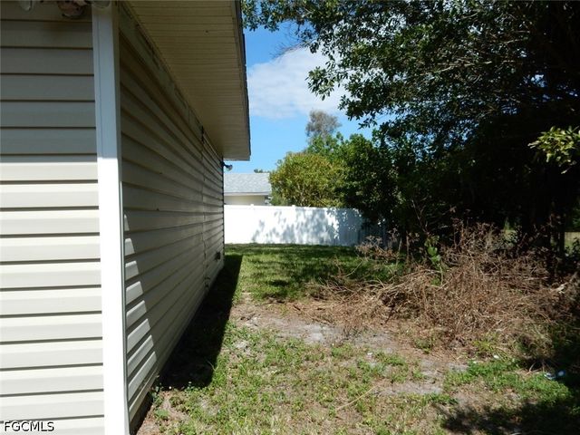 899 Ridgeway DR, North Fort Myers, FL 33903