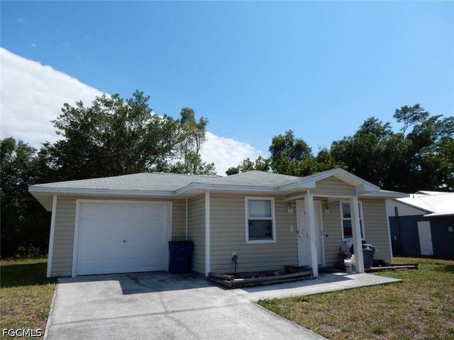 899 Ridgeway DR, North Fort Myers, FL 33903
