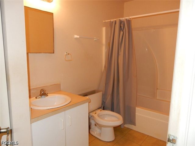 899 Ridgeway DR, North Fort Myers, FL 33903