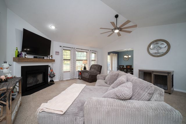 106 Thornhill Drive, Poplar Grove, IL 61065