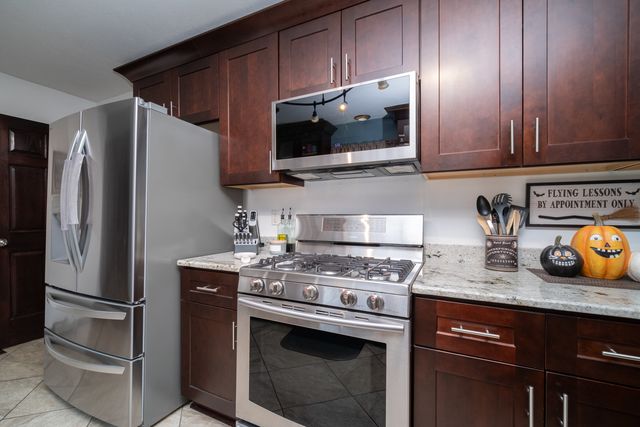 106 Thornhill Drive, Poplar Grove, IL 61065