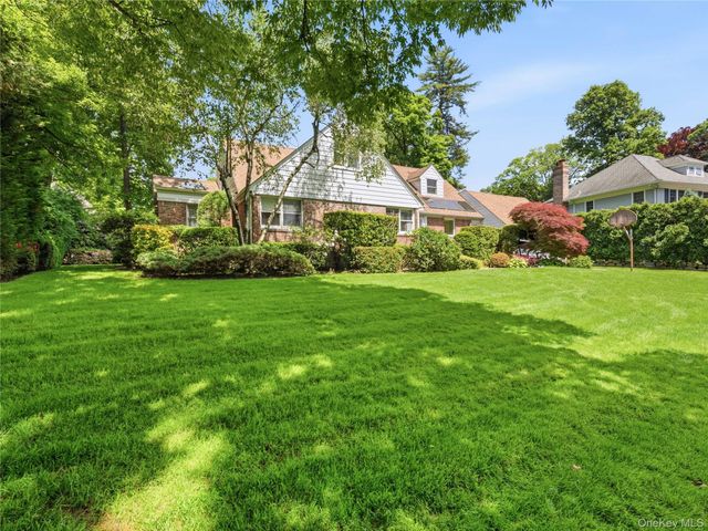 17 Glenwood Drive, Great Neck, NY 11021