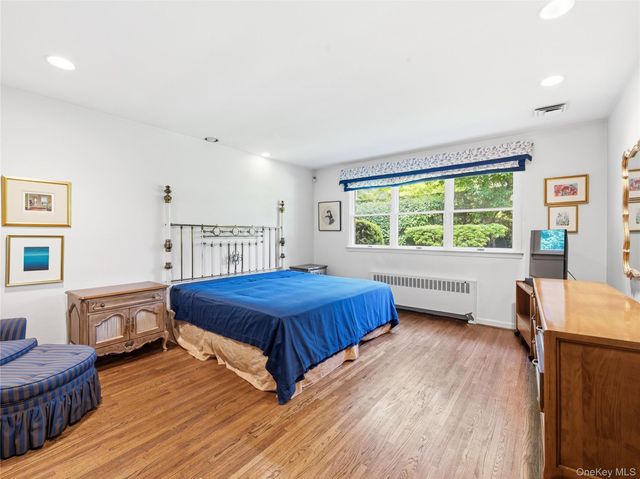 17 Glenwood Drive, Great Neck, NY 11021