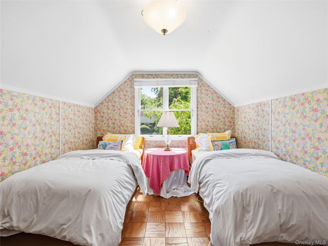 17 Glenwood Drive, Great Neck, NY 11021