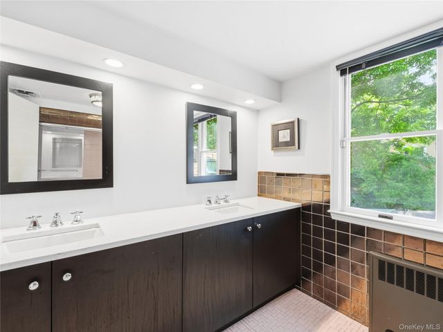 17 Glenwood Drive, Great Neck, NY 11021