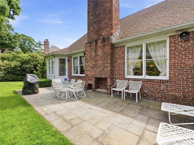 17 Glenwood Drive, Great Neck, NY 11021
