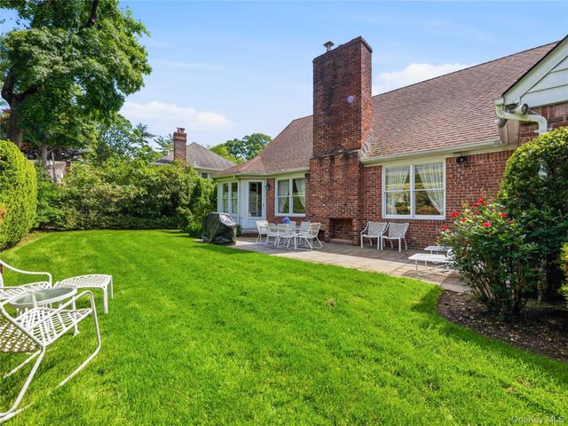17 Glenwood Drive, Great Neck, NY 11021