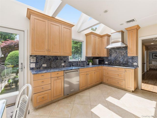 17 Glenwood Drive, Great Neck, NY 11021