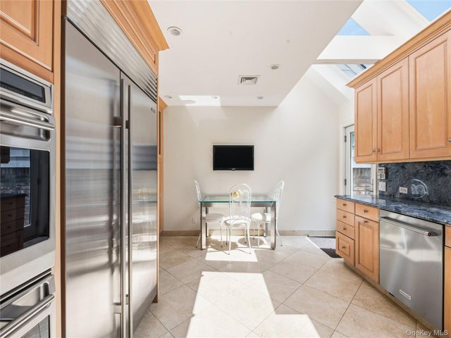 17 Glenwood Drive, Great Neck, NY 11021