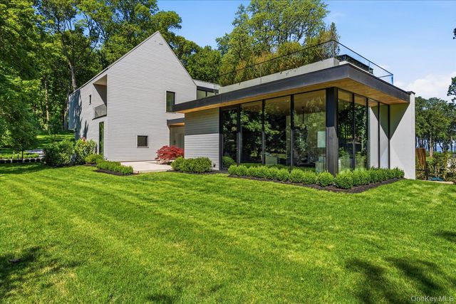 28 Watch Way, Lloyd Harbor, NY 11743