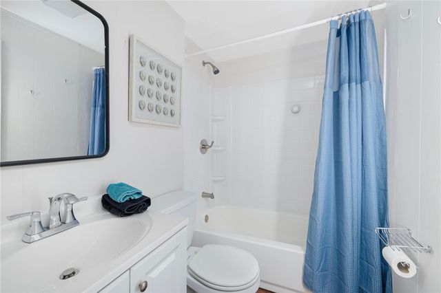 66 Knowlesway Upper unit, Narragansett, RI 02882