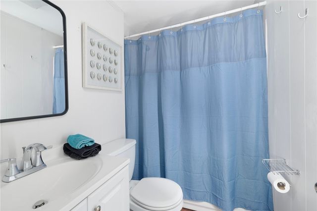 66 Knowlesway Upper unit, Narragansett, RI 02882