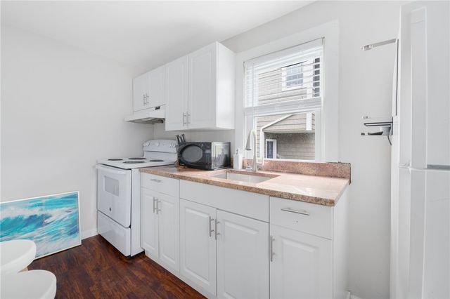 66 Knowlesway Upper unit, Narragansett, RI 02882