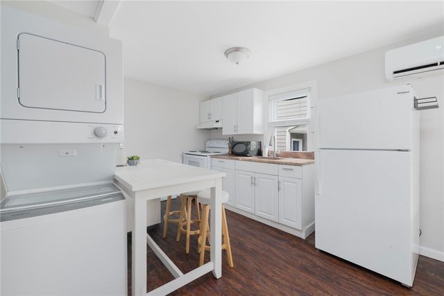 66 Knowlesway Upper unit, Narragansett, RI 02882