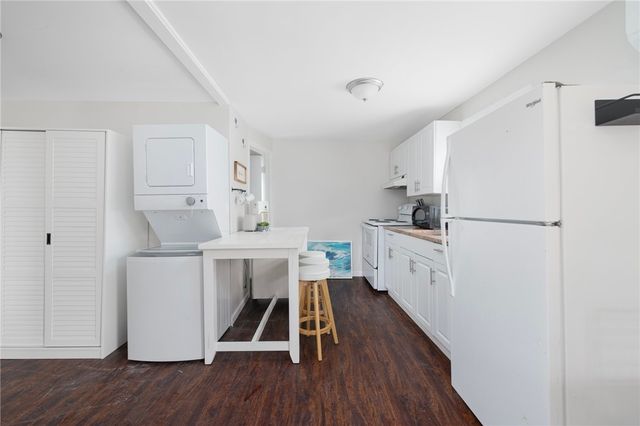 66 Knowlesway Upper unit, Narragansett, RI 02882