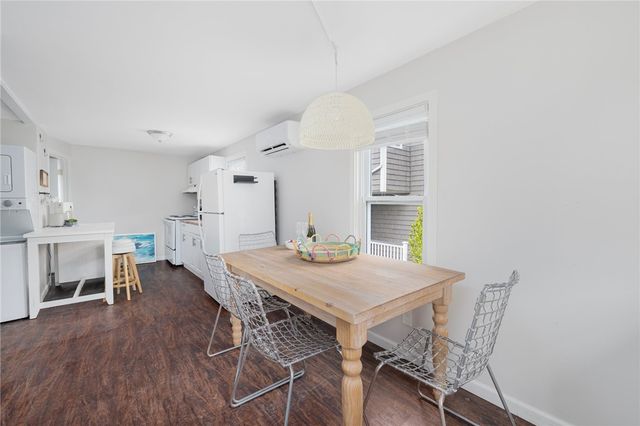 66 Knowlesway Upper unit, Narragansett, RI 02882