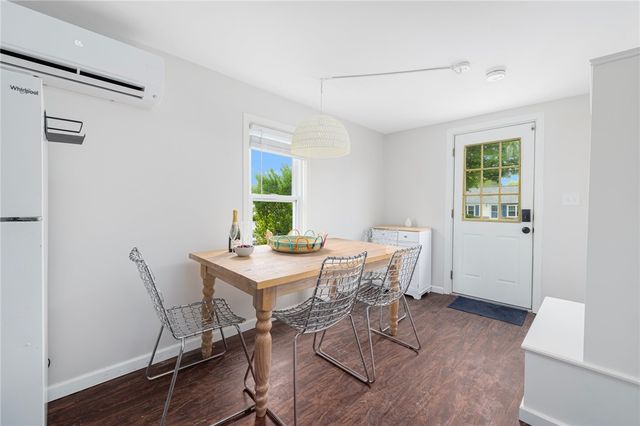 66 Knowlesway Upper unit, Narragansett, RI 02882