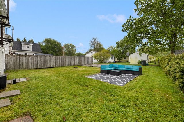 66 Knowlesway Upper unit, Narragansett, RI 02882