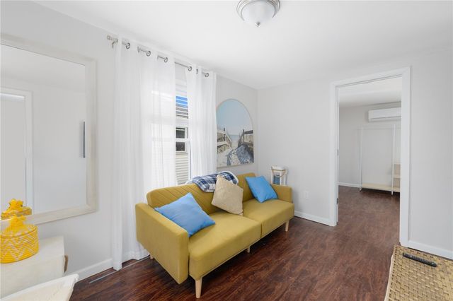 66 Knowlesway Upper unit, Narragansett, RI 02882