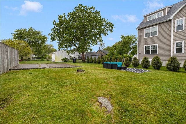 66 Knowlesway Upper unit, Narragansett, RI 02882