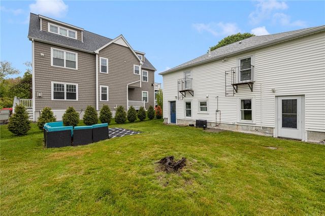 66 Knowlesway Upper unit, Narragansett, RI 02882