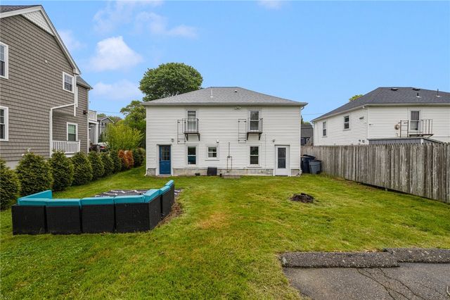 66 Knowlesway Upper unit, Narragansett, RI 02882