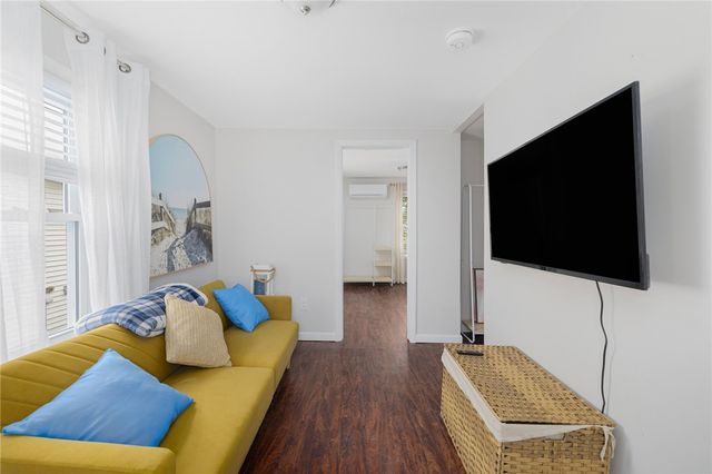 66 Knowlesway Upper unit, Narragansett, RI 02882