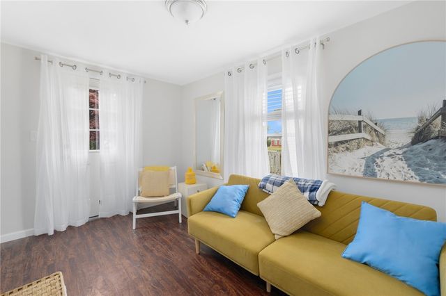 66 Knowlesway Upper unit, Narragansett, RI 02882