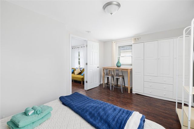 66 Knowlesway Upper unit, Narragansett, RI 02882