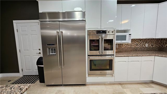 2101 Grand Island Court, Las Vegas, NV 89117