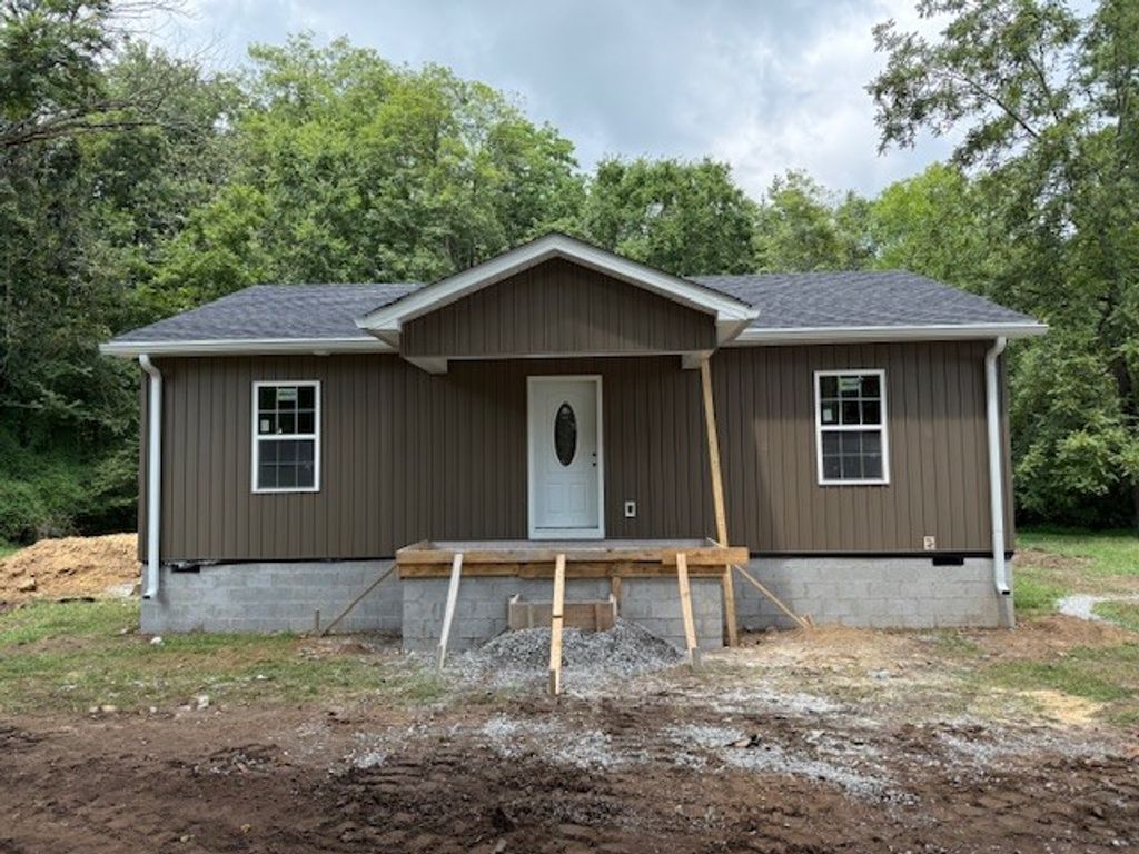 941 McKellar Dr, Tullahoma, TN 37388